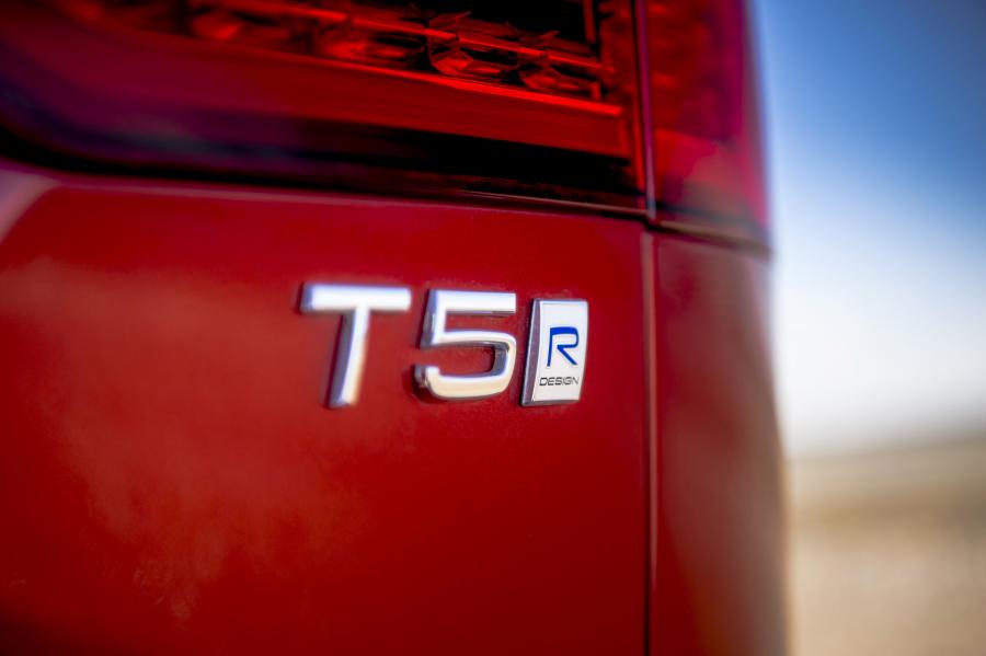 Логотип Volvo V60 T5 R-Design 2018 года  (UK) (фото 24 из 40)